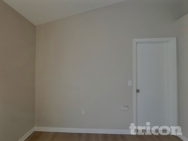Building Photo - 5852 Lake Front Dr