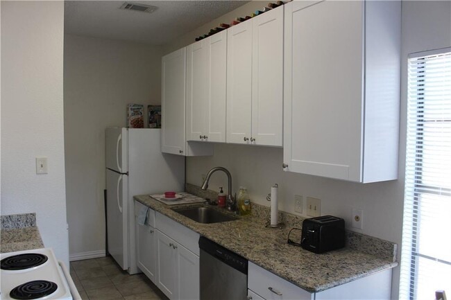 Foto del edificio - 706 W 24th St