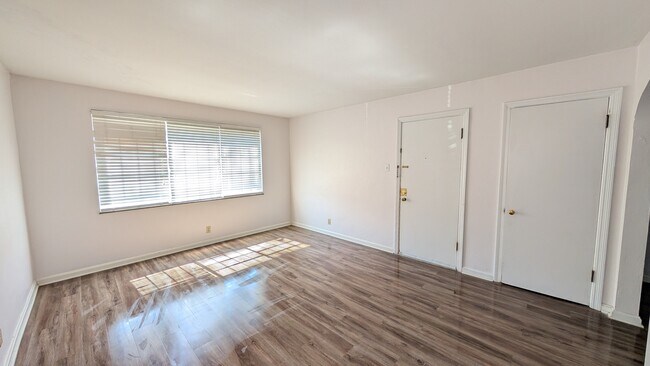 Foto del edificio - 5825 Sunshine Dr