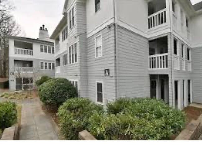 Building Photo - 201 Oakwood Ct