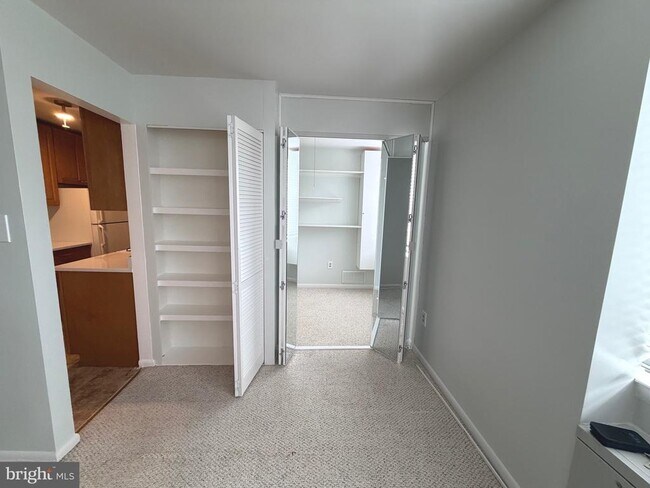 Foto del edificio - 4390 Lorcom Ln