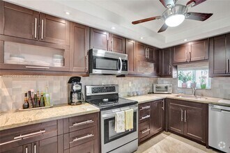 Building Photo - 9410 N Hollybrook Lake Dr