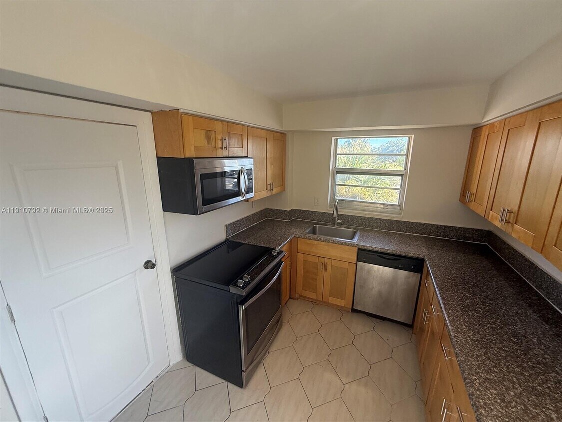 Foto principal - 1540 NE 191st St