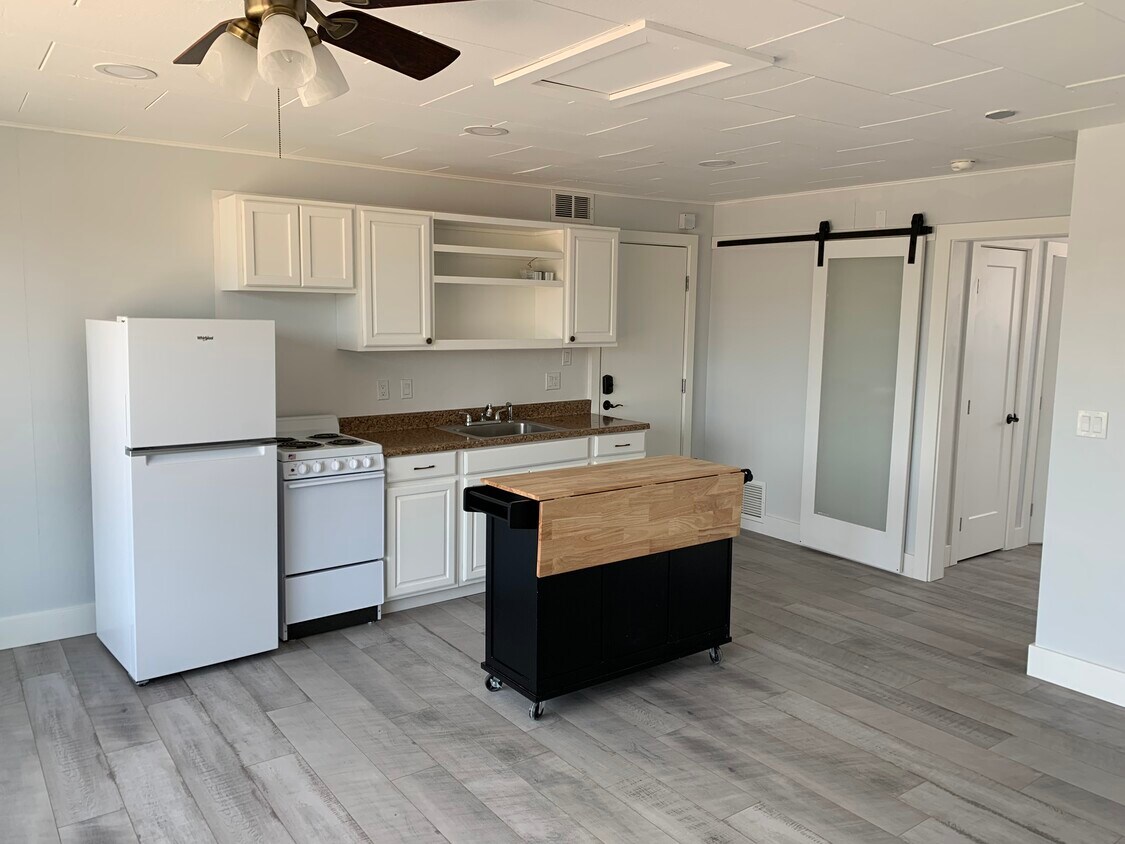 Kitchen and rolling island - 127 3rd W St