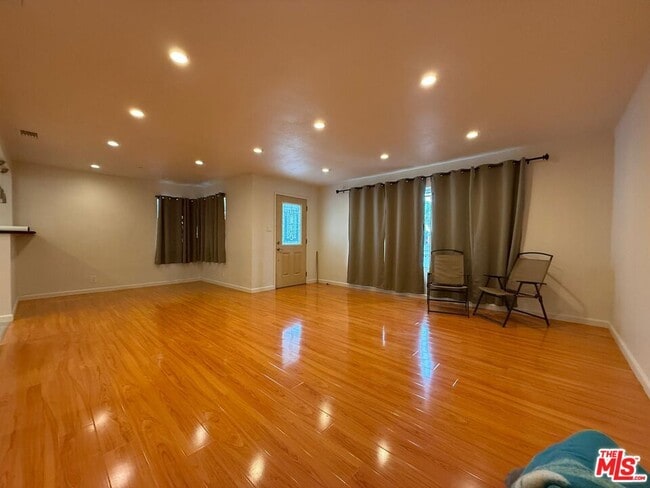 Foto del edificio - 10642 Samoa Ave