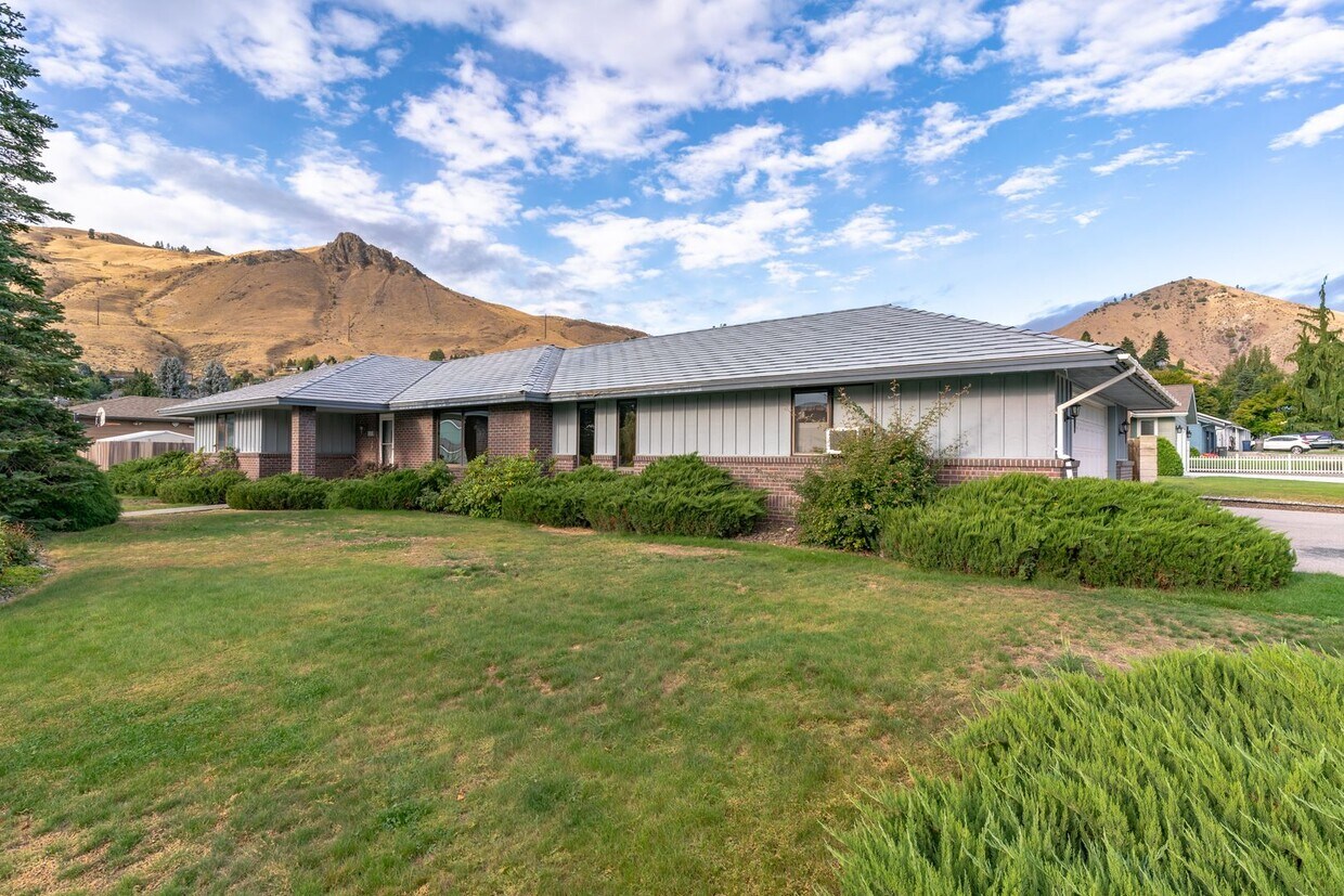 Primary Photo - Single Floor Home! 3 bedroom, 3 bathrooms ...