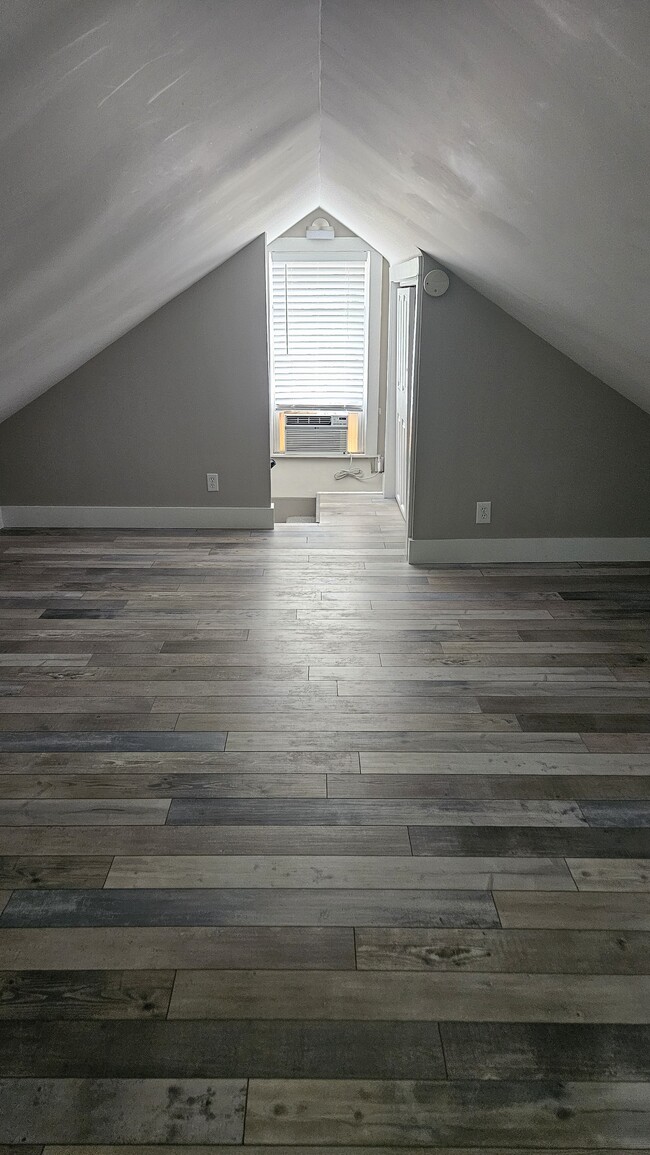Loft bedroom - 2238 Newton St