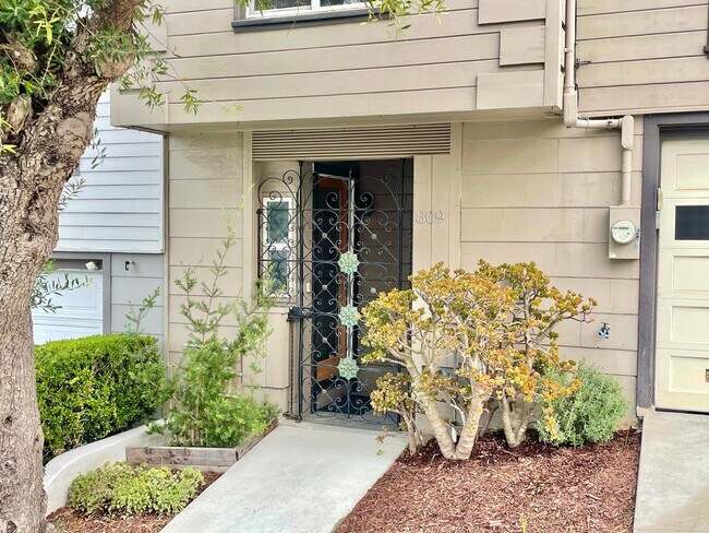 Building Photo - 3BD/2BA+Office Classic Portola Valley Home...