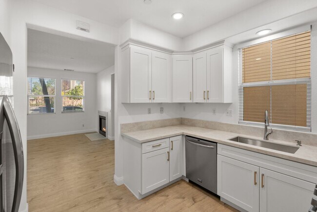 Foto del edificio - 4BR Gated Riverside Home | Fireplace | 2-Car Garage | Washer/Dryer | 3D Tour