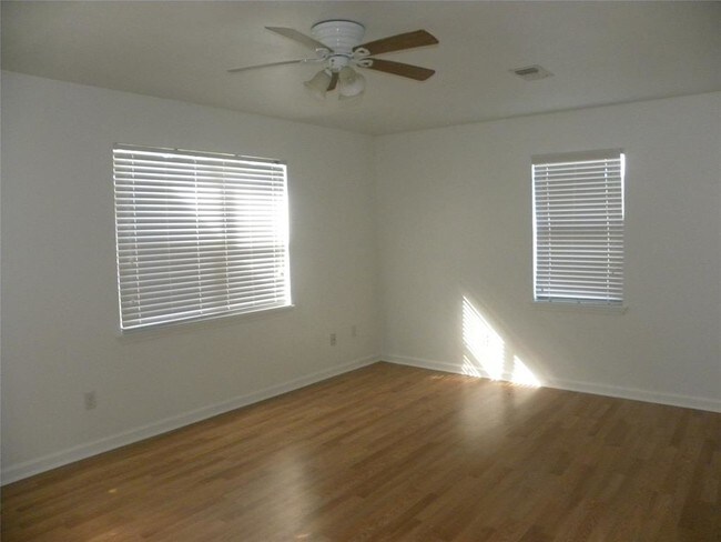 Building Photo - 316 E Morton Ave