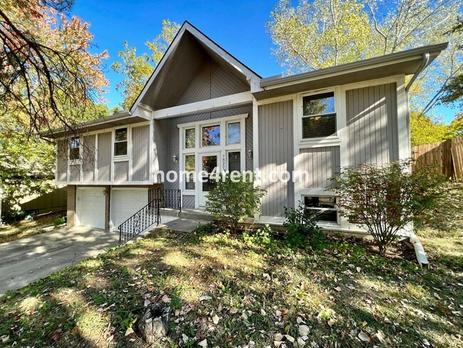 Building Photo - Wonderful Northland Home w/ an Updated Kit...