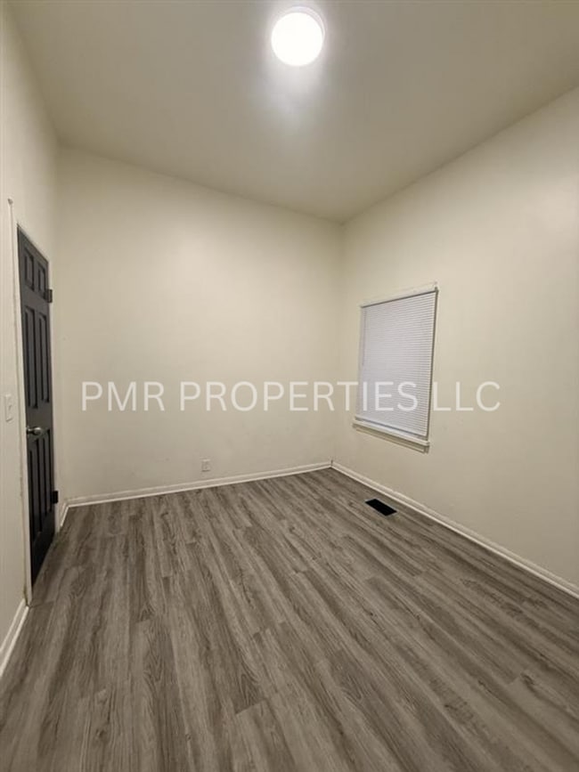 Building Photo - 2 Bedroom/ 1 Bathroom- House