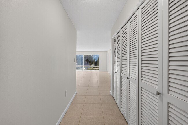 Foto del edificio - 700 Melrose Ave