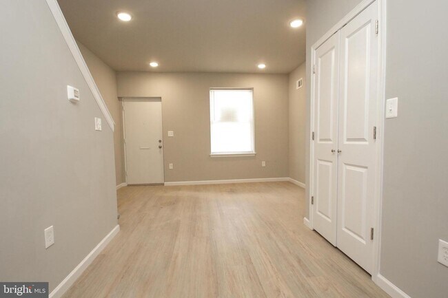 Building Photo - 1215 S Ruby St