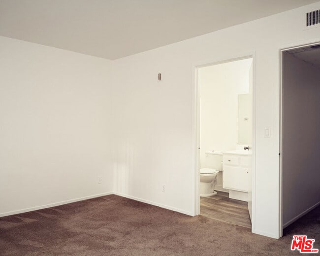 Foto del edificio - 16037 Vanowen St