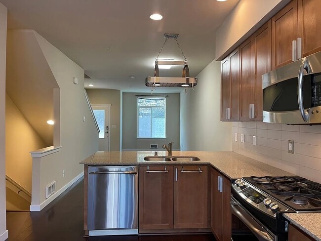 Building Photo - 2105 NW Talus Dr
