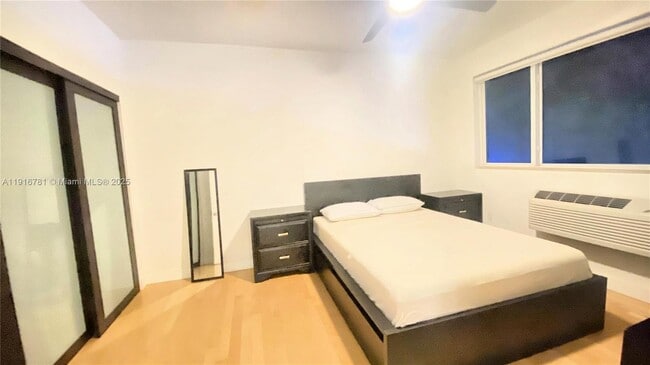 Foto del edificio - 7171 Bay Dr