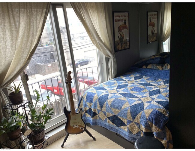 Building Photo - Studio, 1 bath Condo - 2828 N Burling St A...