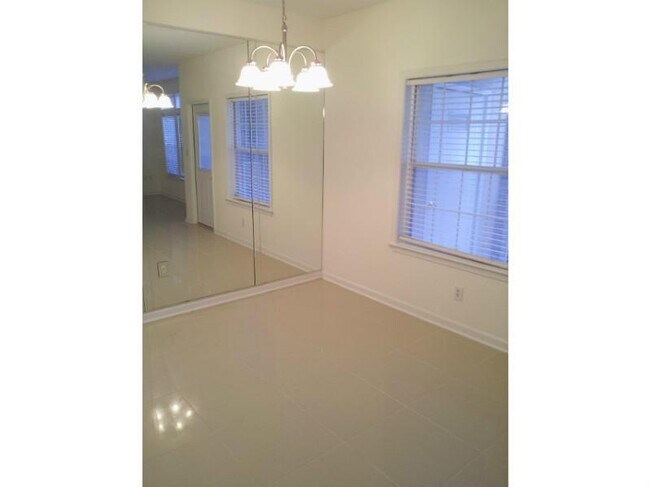 Foto del edificio - 220 Renaissance Pkwy NE