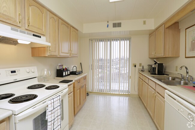 The Summer Place - Cocina - Bower Hill Apartments