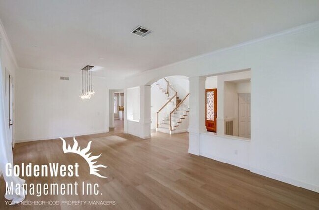 Building Photo - Stunning 4Bdm 3Ba Home W/ Pool in the Hear...