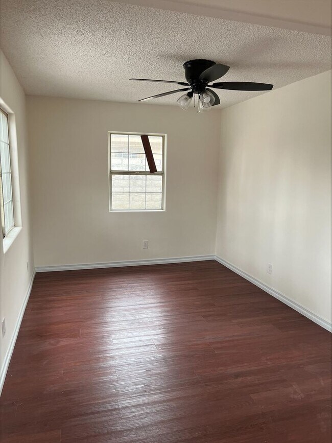 Foto del edificio - 1151-1153 E 88th Pl