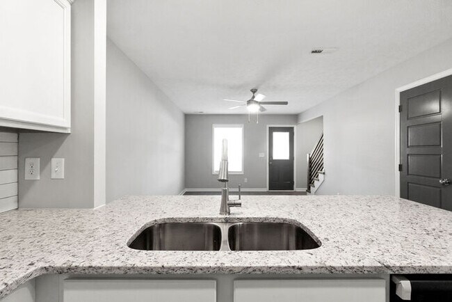 Building Photo - 301 Longshadow Trl