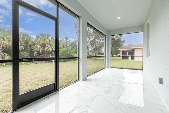 Foto del edificio - Stunning 3BR/2BA Home with 2-Car Garage & Screened Lanai in Lehigh Acres