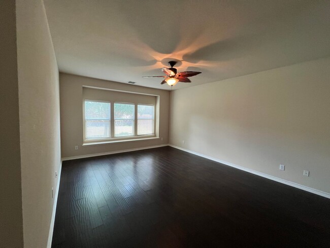 Foto del edificio - 3 bedroom home over 2100 sqft!  Little Elm...