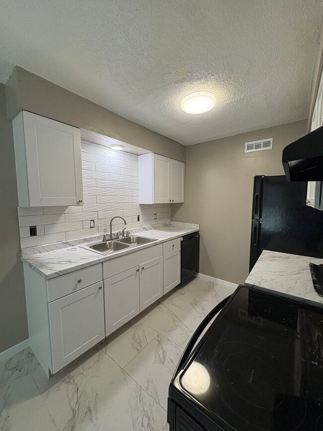 Building Photo - 1bedroom /1 bath ENTIRELY REMODELED