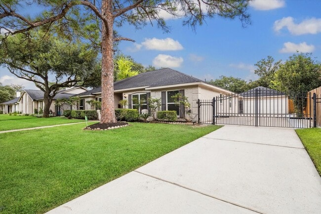 Building Photo - 10211 Olympia Dr