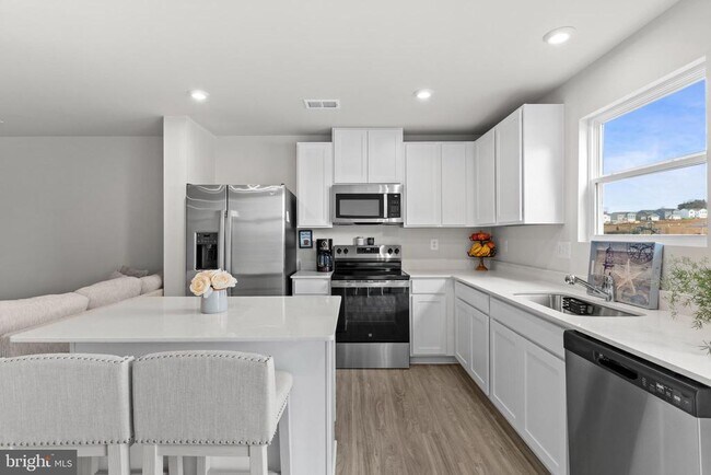 Foto del edificio - 240 Olympus Rd