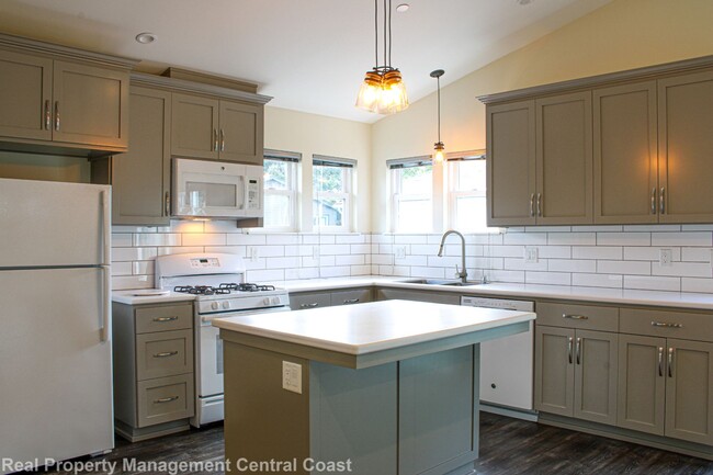 Building Photo - AVAILABLE JUNE - 1 Bed/1 Bath Apartment in...