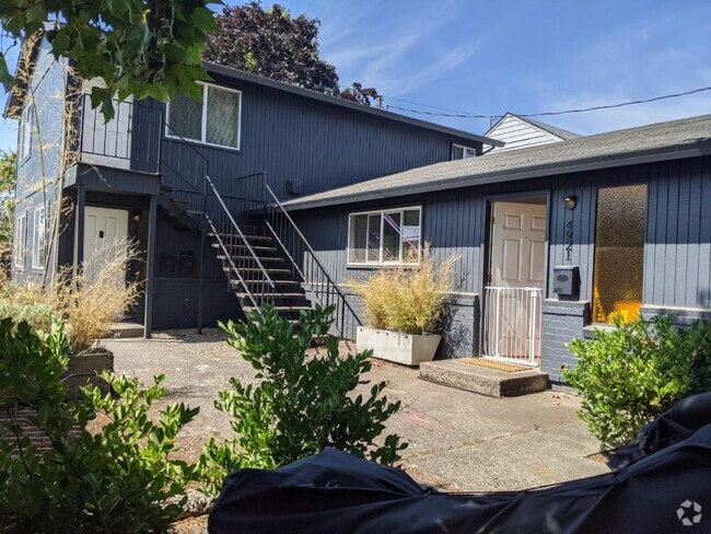 Building Photo - 4925 SE 71st Ave