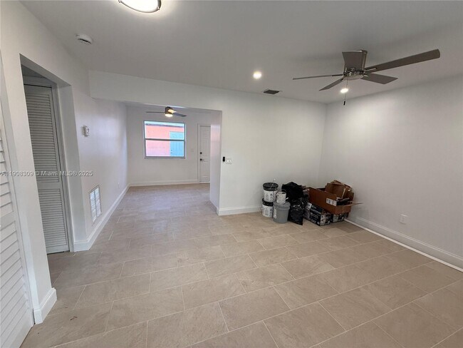 Foto del edificio - 2051-2055 NE 167th St