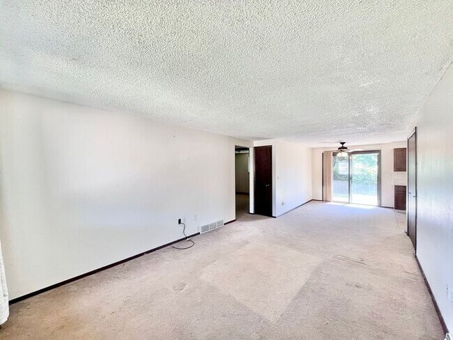 Foto del edificio - NEW PAINT, FLOORING & APPLIANCES! 2 Bedroo...