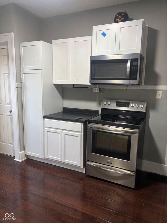 Building Photo - 417 N Gladstone Ave