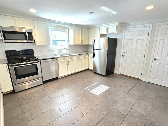 Foto del edificio - 387 Quaker Ln S