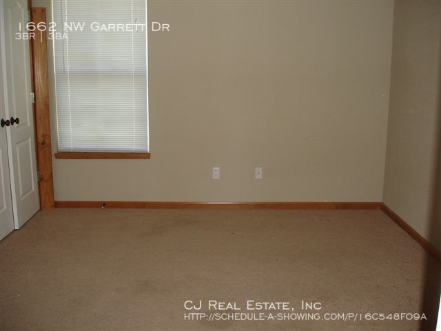 Building Photo - 1662 NW Garrett Dr