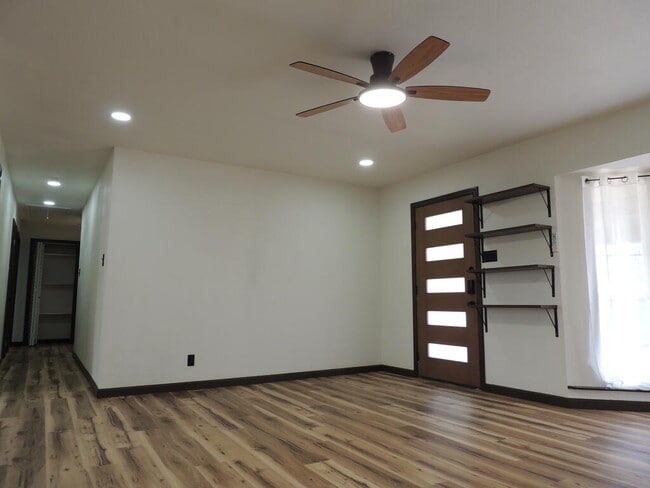 Building Photo - 2816 Catalina Dr