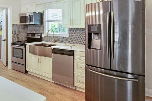 Building Photo - 413 Parkview Ave