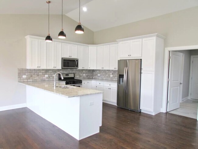 Building Photo - 855 Meadow Ln