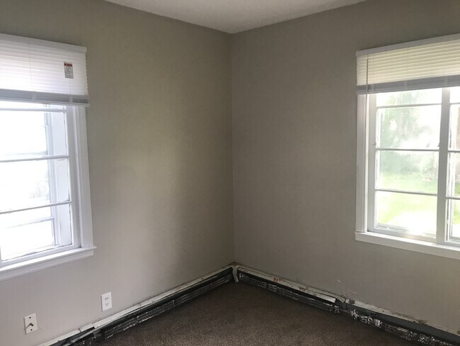 Building Photo - 3 Bedroom 1 Bathroom House