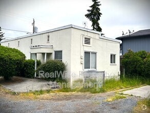 Building Photo - 567 SW G St