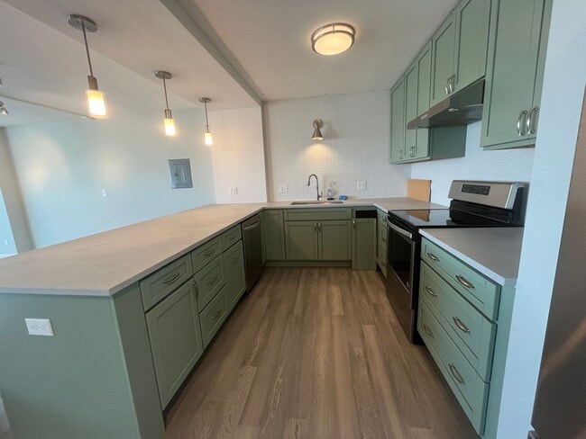 Building Photo - Spacious Top Floor Condo with East-Facing ...