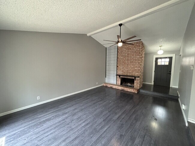 Foto del edificio - "Charming Concord Retreat: 3-Bedroom Gem with Granite Accents & Cozy Fireplace"