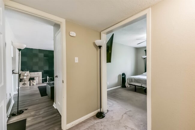 Building Photo - 15919 Golf Club Dr