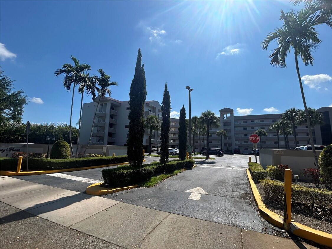 Foto principal - 15969 NW 64th Ave