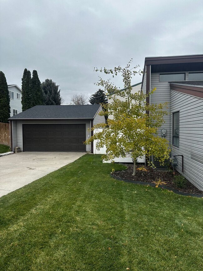 Foto del edificio - MOVE IN SPECIAL-- DECEMBER RENT FREE--Wonderful Single-Family Home in The Highland Area