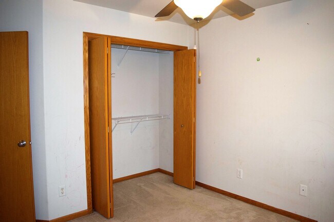 Building Photo - Large Iowa City Townhouse